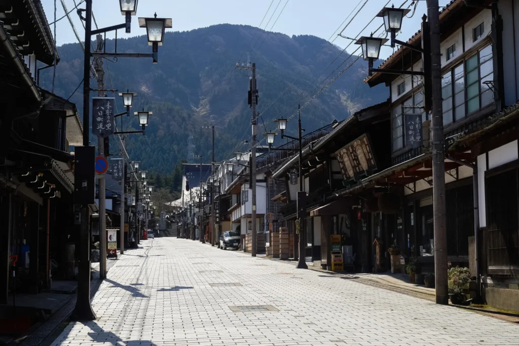 日本有数の木彫りの町・井波の八日町通り